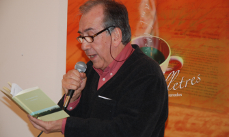 Foto d'arxiu de Joan Margarit en una sessió del Cafè amb lletres