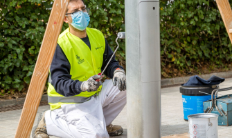 Una de les tasques que realitzen les persones contractades és la de pintar fanals