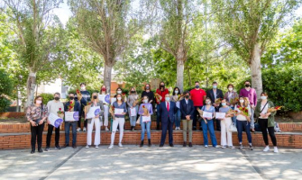 Foto de família amb els guardonats/des al programa Explorer 2021