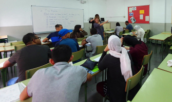 Classe abans de la pandèmia al Centre de Formació d'Adults L'Alzina