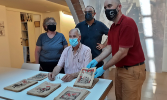 Moment de la donació de les revistes al MAC