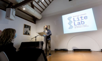 Carlos Cordón anunciant el nou festival de literatura i ciència