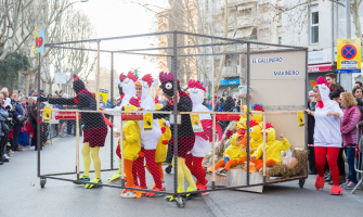 Comparsa 'Una família gallina' a la rua de Carnaval 2020