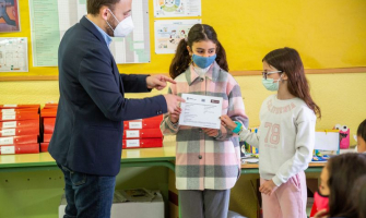 Moment del lliurament del NIF a la cooperativa Diamonds Kids