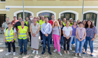 Foto de les persones contractades i personal tècnic de l'Ajuntament amb l'alcalde i la regidora