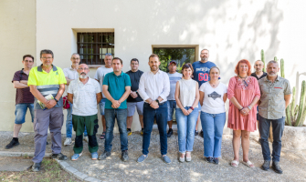 Foto de les persones del Pla Local d’Ocupació amb l'alcalde i la regidora