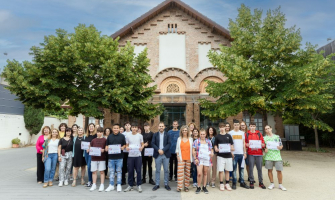 Fotografia de família amb alumnat, empreses, professorat i autoritats