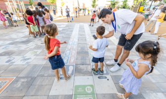 moment de l'activitat al parc infantil de la plaça Doctor Moragas