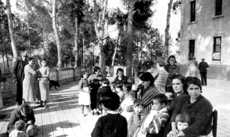 Foto del plafó cerdanyolenc de la mostra "I tu? què has fet per a la victòria?". Refugiats a Flor de maig.