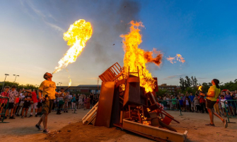 Moment de l'encesa de la foguera de Sant Joan 2023