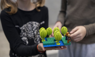Build the Change és un programa del Grup LEGO