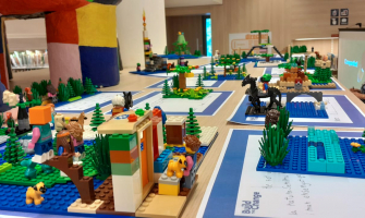 Construccions realitzades al taller del 8 de juliol. Estan exposades a la Biblioteca