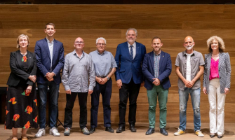 Fotos de família amb els guanyadors dels Premis Literaris 2024