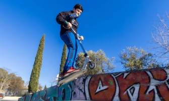 Usuari a la pista d'skate del parc del Turonet