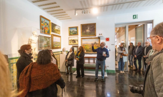 Moment de la visita a l'actualització de l'exposició permanent del MAC