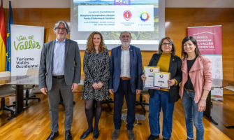 Moment del lliurament del Certificat Biosphere, que el recull la regidora de Museus, Pilar Adell