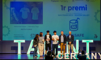 Sticksafe recollint el primer premi del Talent Factory 2025