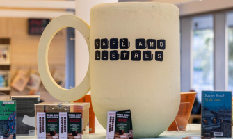 Tassa commemorativa del Cafè amb Lletres a la Biblioteca