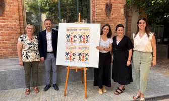 Núria Pladevall, Carlos Cordón, Olga Molina, Elvia Vila i Andrea Borrego posen amb el cartell d'enguany