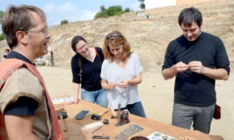 Les regidores Elizabeth Pasamonte i Helena Solà i l'alcalde, Carles Escolà, fent un taller